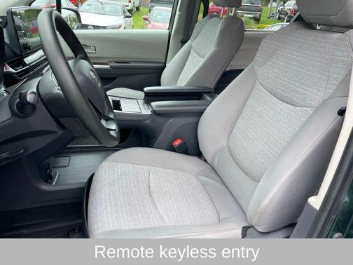 2022 Toyota Sienna LE