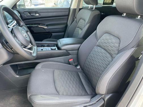 2024 Nissan Pathfinder S