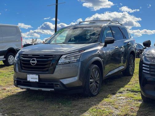 2023 Nissan Pathfinder SL