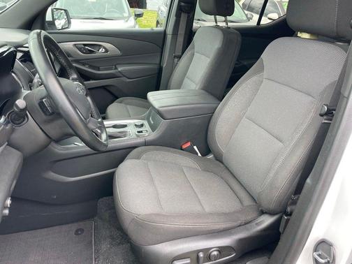 Summit White 2023 Chevrolet Traverse LT Cloth