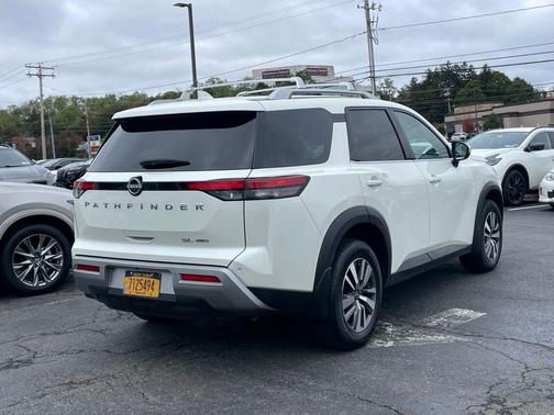2024 Nissan Pathfinder SL