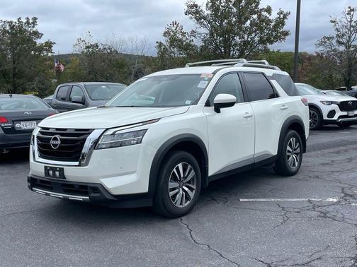 2024 Nissan Pathfinder SL