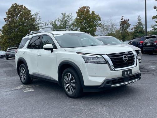 2024 Nissan Pathfinder SL
