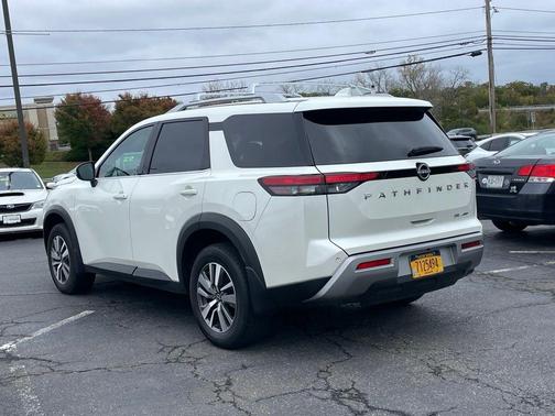 2024 Nissan Pathfinder SL