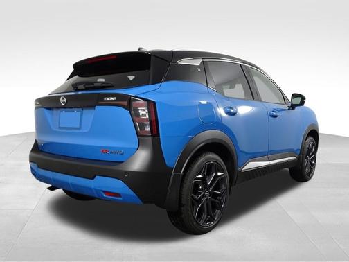 2t Ice Blk Roof 2026 Nissan Kicks SR