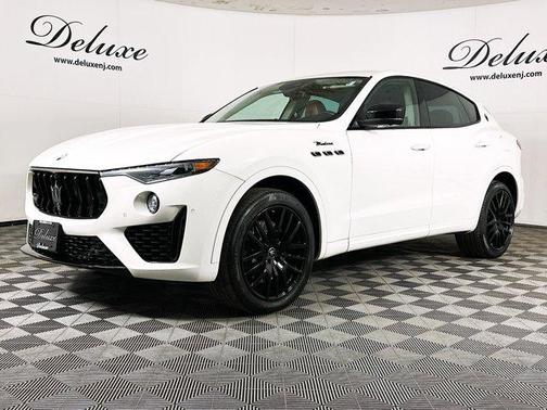 Bianco 2022 Maserati Levante Modena