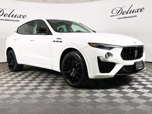 Bianco 2022 Maserati Levante Modena