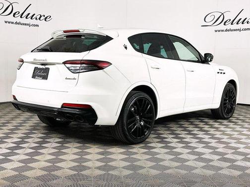 Bianco 2022 Maserati Levante Modena
