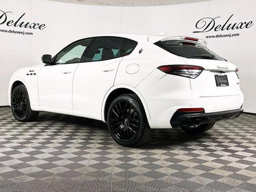 Bianco 2022 Maserati Levante Modena