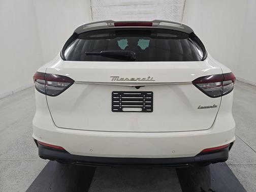 White 2022 Maserati Levante Modena