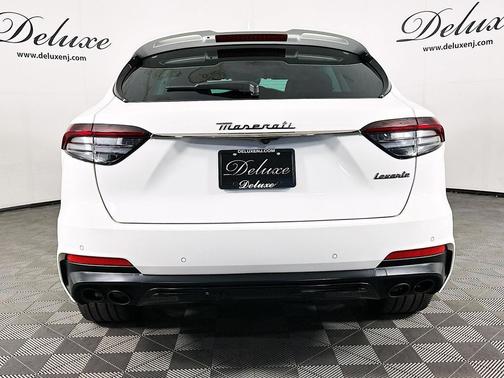 Bianco 2022 Maserati Levante Modena