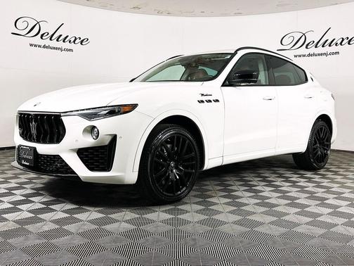 Bianco 2022 Maserati Levante Modena