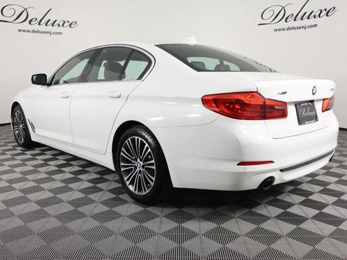 Photo 4 of 40 of 2019 BMW 530 i xDrive