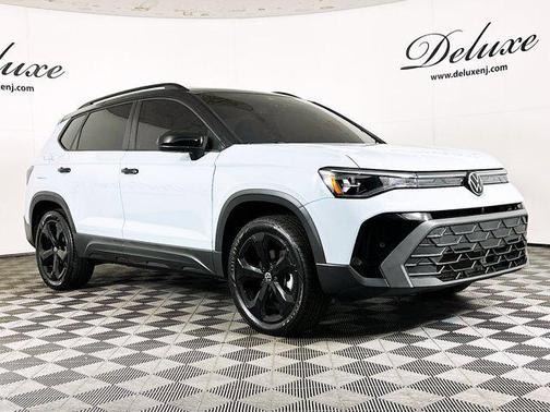 Monument Gray w/Deep Black Roof 2025 Volkswagen Taos SE Black