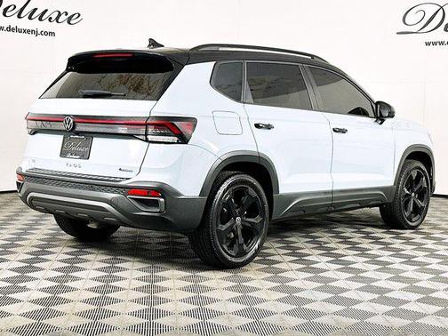 Monument Gray w/Deep Black Roof 2025 Volkswagen Taos SE Black