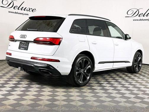 Glacier White Metallic 2025 Audi Q7 55 Premium Plus