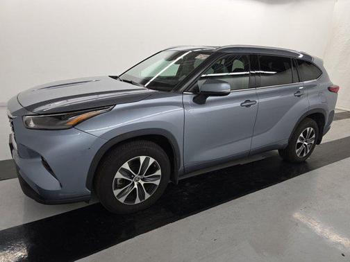 Gray 2022 Toyota Highlander XLE