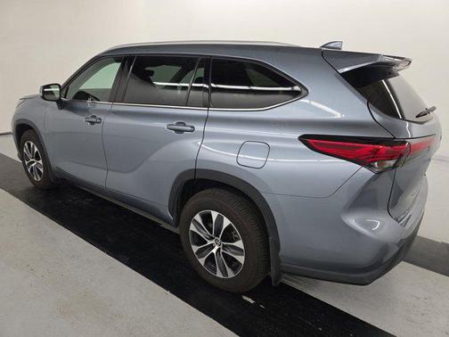 Gray 2022 Toyota Highlander XLE