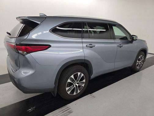 Gray 2022 Toyota Highlander XLE