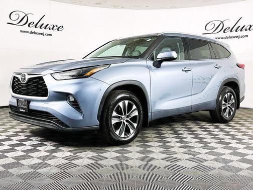 Moon Dust 2022 Toyota Highlander XLE