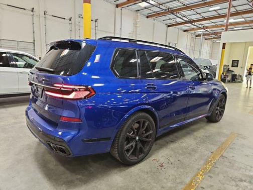 2023 BMW X7 M60i