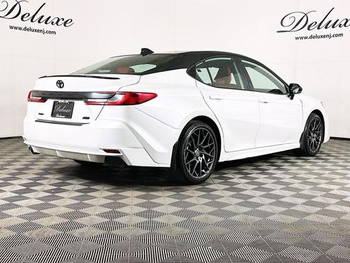 Wind Chill Pearl/Midnight Black Metallic 2025 Toyota Camry XSE