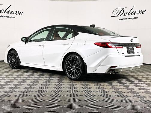 Wind Chill Pearl/Midnight Black Metallic 2025 Toyota Camry XSE