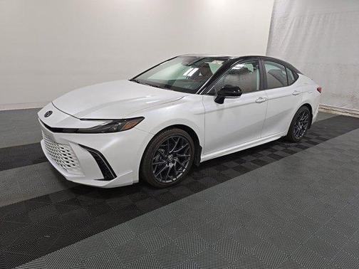 Wind Chill Pearl/Midnight Black Metallic 2025 Toyota Camry XSE