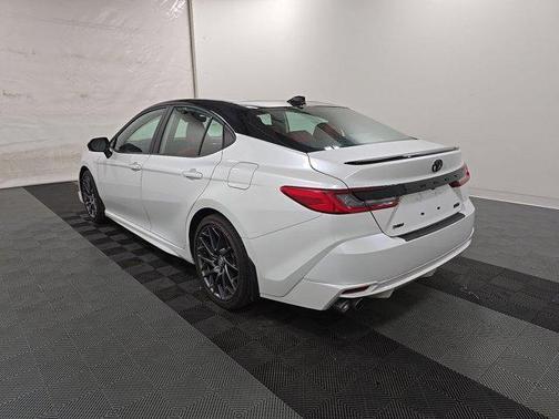 Wind Chill Pearl/Midnight Black Metallic 2025 Toyota Camry XSE