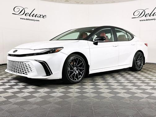 Wind Chill Pearl/Midnight Black Metallic 2025 Toyota Camry XSE