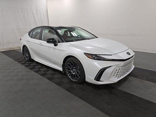 Wind Chill Pearl/Midnight Black Metallic 2025 Toyota Camry XSE