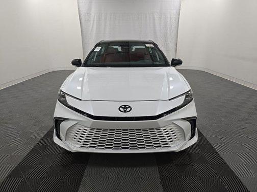 Wind Chill Pearl/Midnight Black Metallic 2025 Toyota Camry XSE