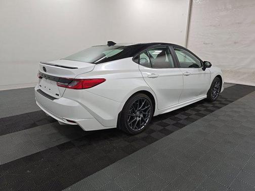Wind Chill Pearl/Midnight Black Metallic 2025 Toyota Camry XSE