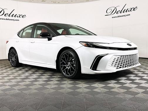 Wind Chill Pearl/Midnight Black Metallic 2025 Toyota Camry XSE