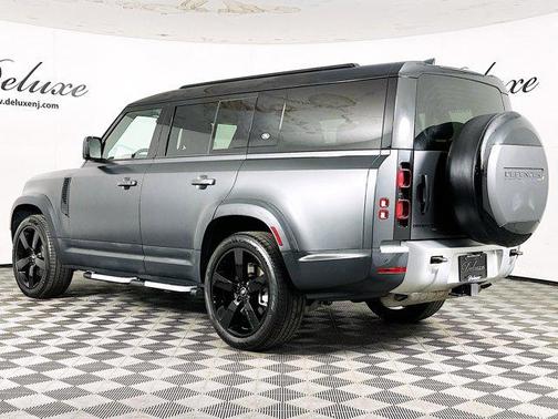 2023 Land Rover Defender SE