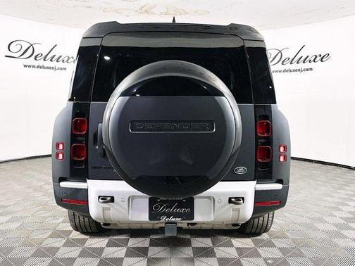 2023 Land Rover Defender SE