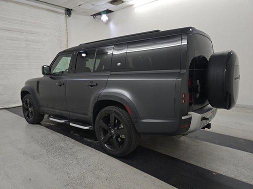 2023 Land Rover Defender SE