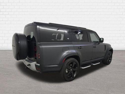 2023 Land Rover Defender SE