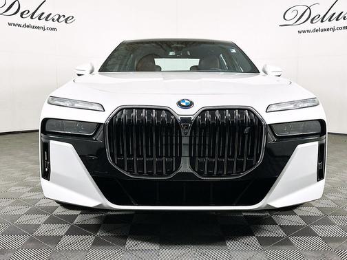 Mineral White Metallic 2023 BMW i7 xDrive60