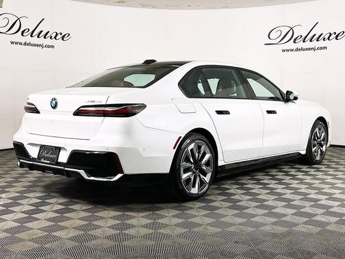 Mineral White Metallic 2023 BMW i7 xDrive60