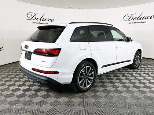 2023 Audi Q7 45 Premium Plus