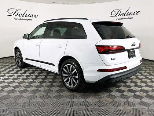 2023 Audi Q7 45 Premium Plus