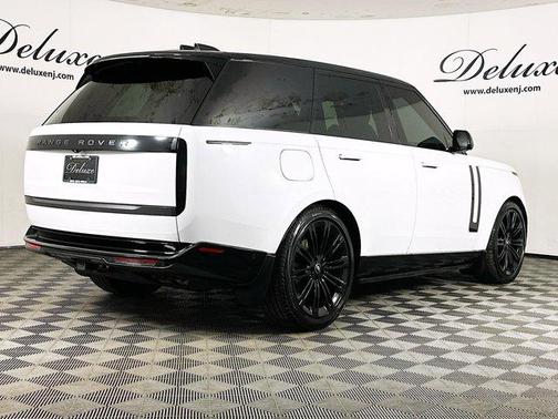 Ostuni Pearl White Metallic 2024 Land Rover Range Rover SE