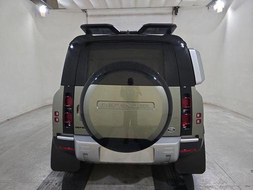 2023 Land Rover Defender SE