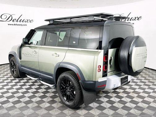 2023 Land Rover Defender SE