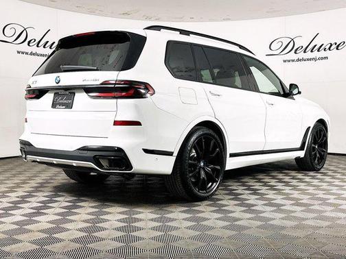 Alpine White 2024 BMW X7 xDrive40i