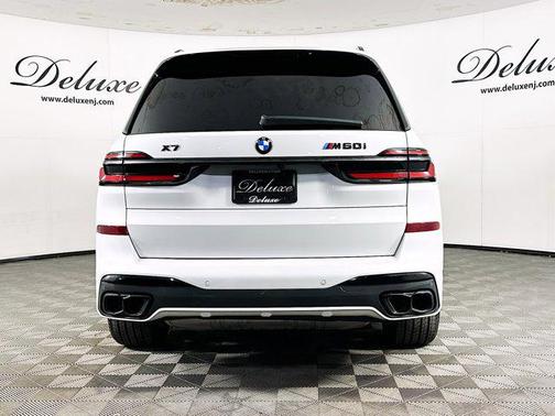 Mineral White Metallic 2024 BMW X7 M60i