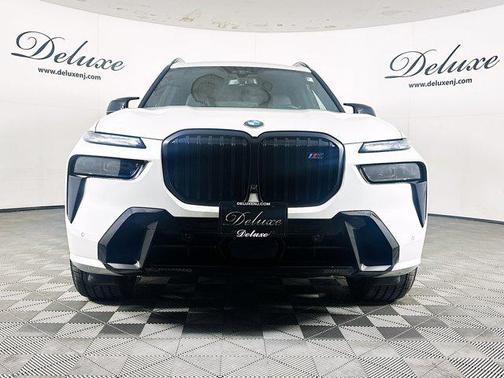 Mineral White Metallic 2024 BMW X7 M60i