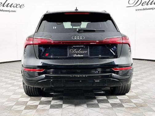 Mythos Black Metallic 2024 Audi SQ8 4.0T Prestige