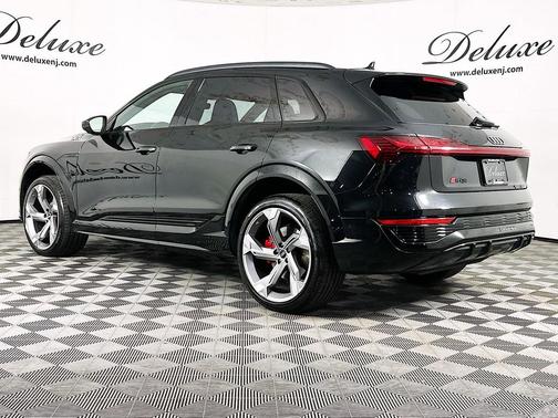 Mythos Black Metallic 2024 Audi SQ8 4.0T Prestige
